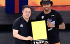 上海男篮历史性时刻！外援古德温力压群雄荣膺FMVP，创队史第二位获此殊荣球员纪录，成为联盟外援历史上第九位摘得该奖项的传奇人物