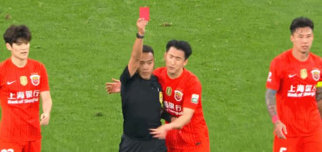 中超焦点战意外爆发冲突，海港队外援疑似故意挑衅对手遭红牌罚下，事件引发广泛关注，或将面临中国足协进一步调查与追加处罚